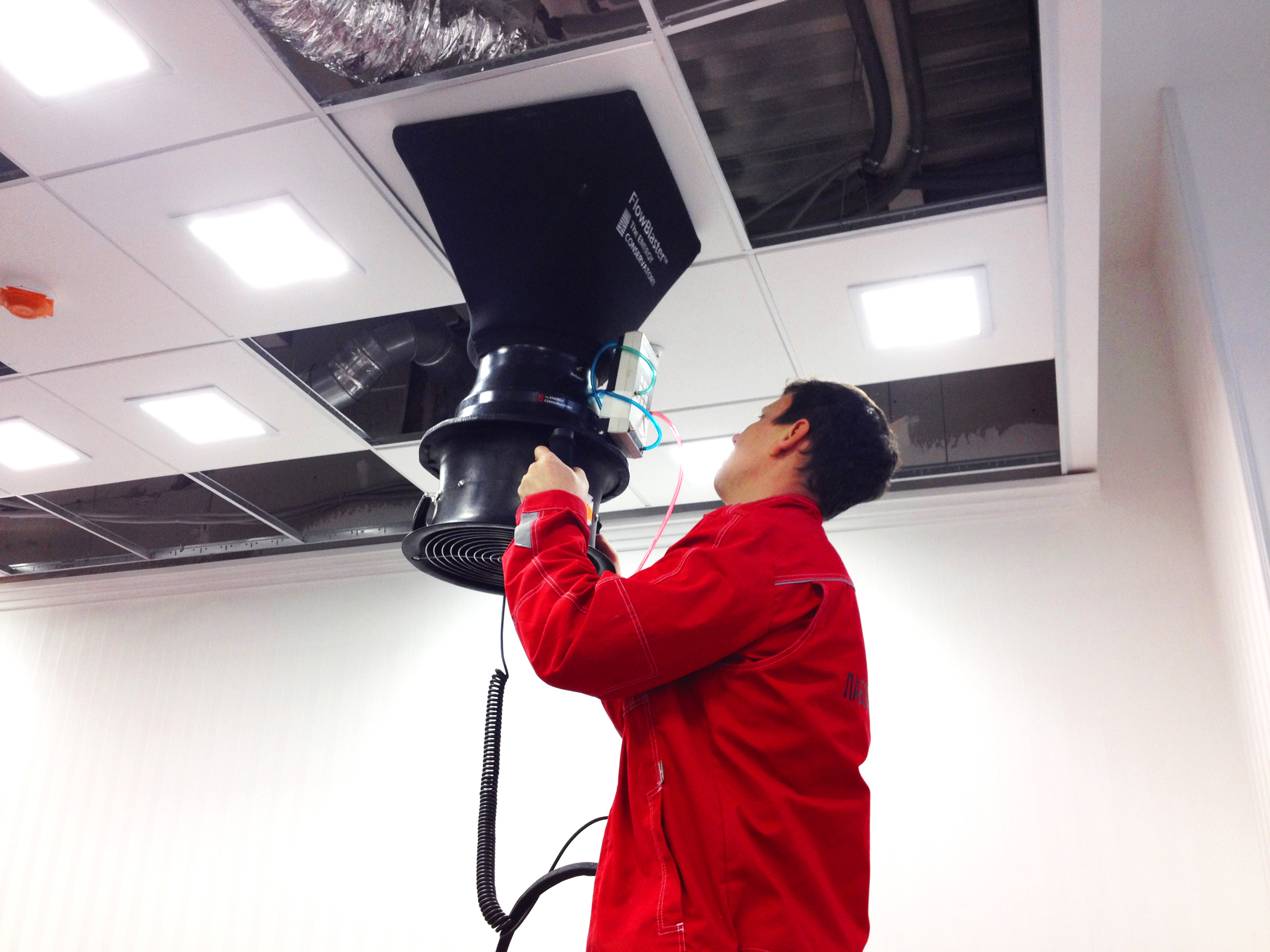 Измерения расхода воздуха на воздухораспределительном устройстве системы приточной вентиляции при помощи установки Duct Blaster Flow Blaster